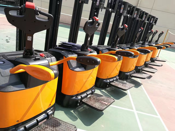 杭州叉車：電動(dòng)堆高車多少錢一臺(tái)？