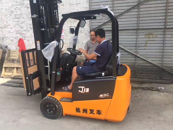 三支點(diǎn)電動叉車