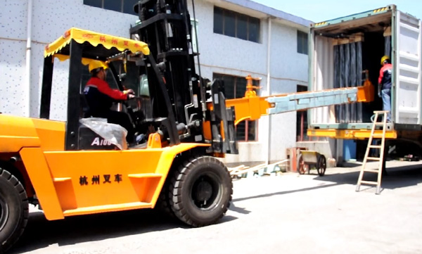玻璃行業(yè)，杭州叉車串桿屬具卸貨實(shí)拍案例